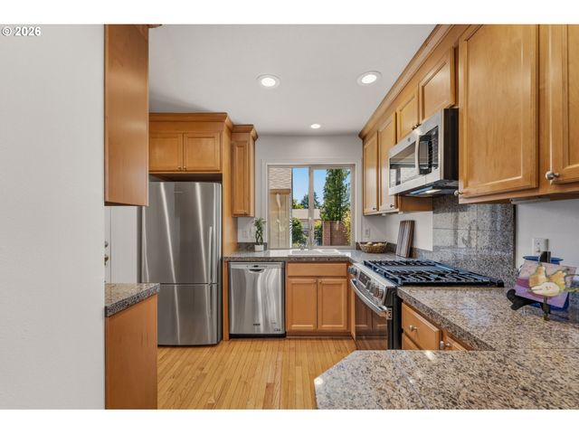 15955 Sw GREENS Way, Portland, OR 97224