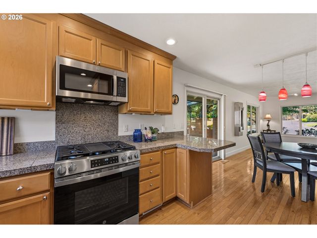 15955 Sw GREENS Way, Portland, OR 97224