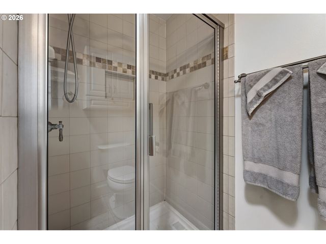 15955 Sw GREENS Way, Portland, OR 97224