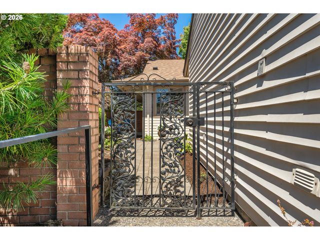 15955 Sw GREENS Way, Portland, OR 97224