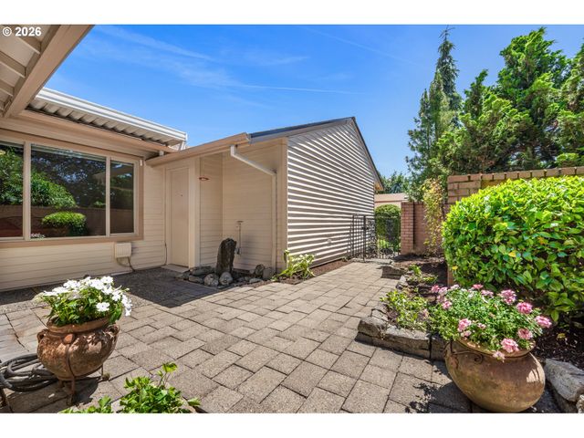 15955 Sw GREENS Way, Portland, OR 97224