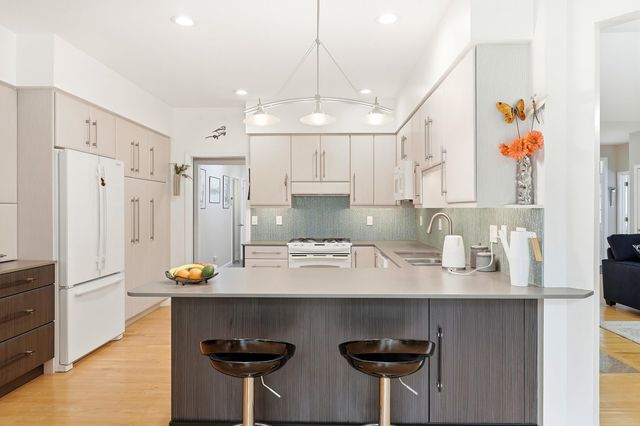 17 Hancock Drive, Bedford, NH 03110