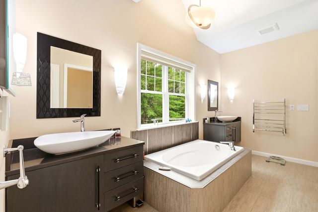 17 Hancock Drive, Bedford, NH 03110