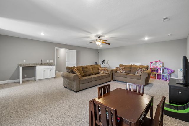 1045 Black Gum Ln, Clarksville, TN 37043