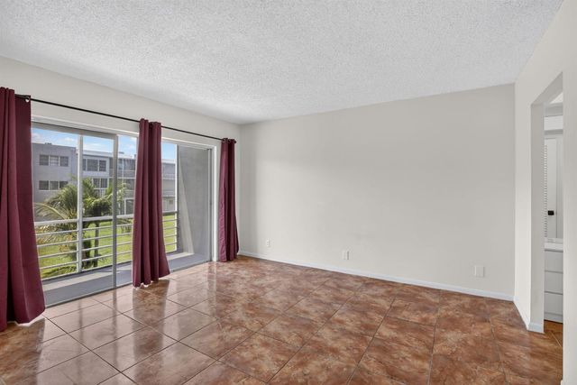 2200 PARK Lane 208, Hollywood, FL 33021