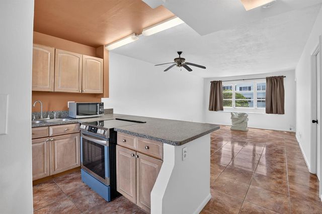 2200 PARK Lane 208, Hollywood, FL 33021
