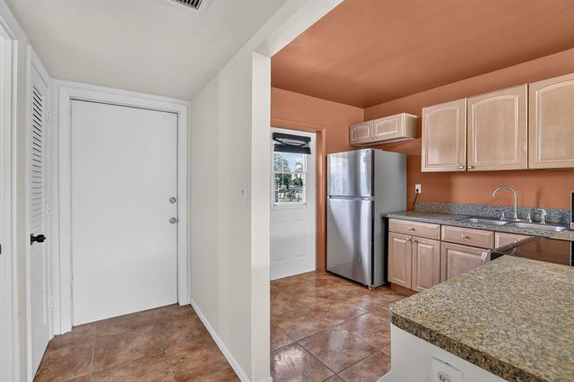 2200 PARK Lane 208, Hollywood, FL 33021