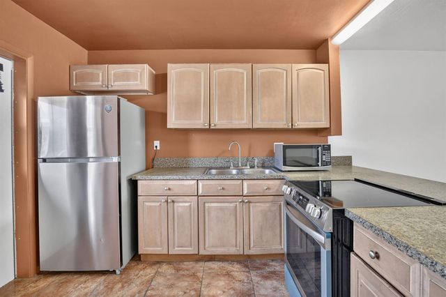 2200 PARK Lane 208, Hollywood, FL 33021