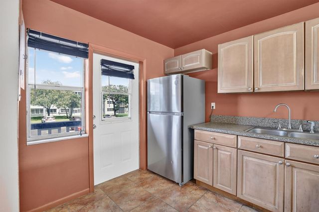 2200 PARK Lane 208, Hollywood, FL 33021