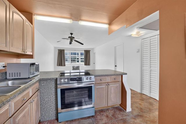2200 PARK Lane 208, Hollywood, FL 33021
