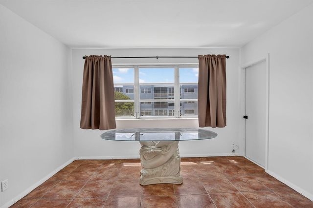 2200 PARK Lane 208, Hollywood, FL 33021