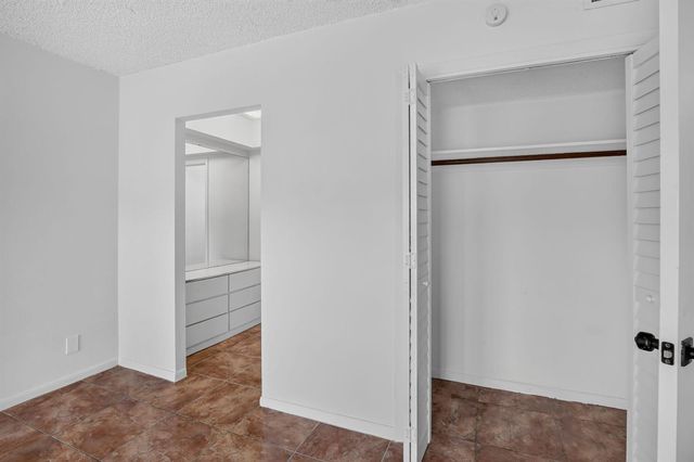 2200 PARK Lane 208, Hollywood, FL 33021