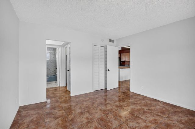 2200 PARK Lane 208, Hollywood, FL 33021