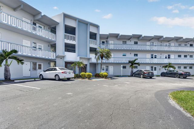 2200 PARK Lane 208, Hollywood, FL 33021