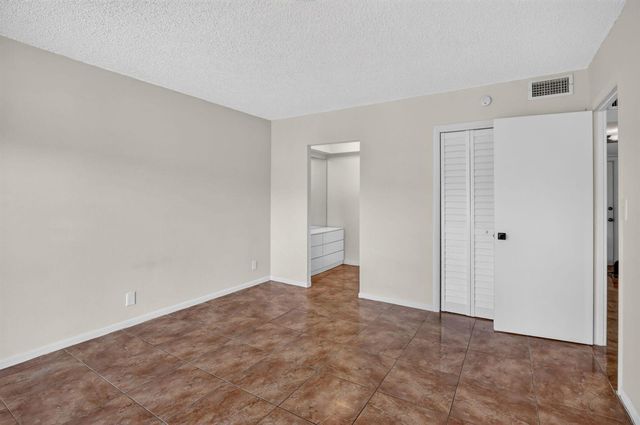 2200 PARK Lane 208, Hollywood, FL 33021