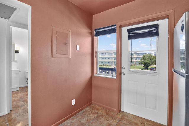 2200 PARK Lane 208, Hollywood, FL 33021