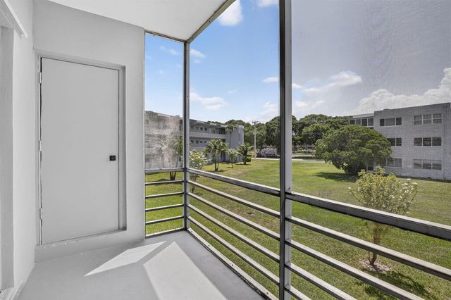 2200 PARK Lane 208, Hollywood, FL 33021