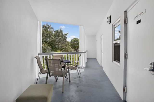 2200 PARK Lane 208, Hollywood, FL 33021