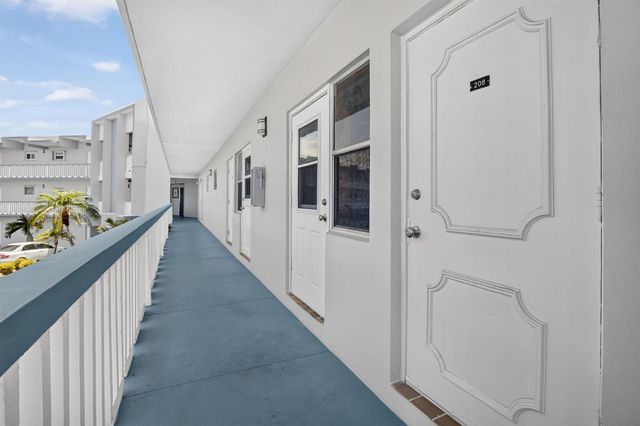 2200 PARK Lane 208, Hollywood, FL 33021