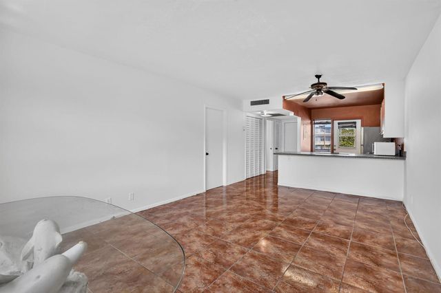 2200 PARK Lane 208, Hollywood, FL 33021