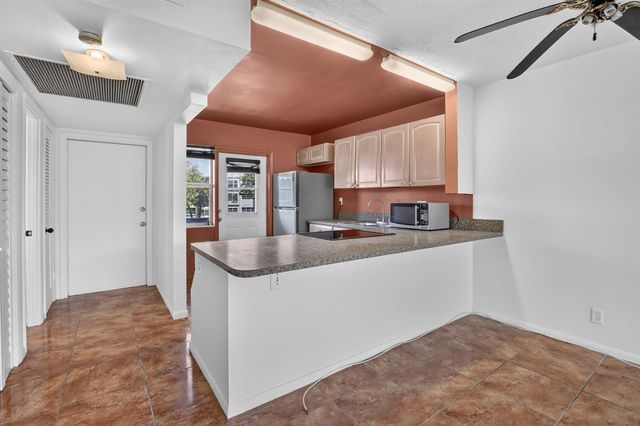 2200 PARK Lane 208, Hollywood, FL 33021