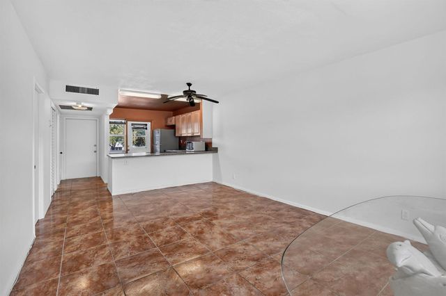2200 PARK Lane 208, Hollywood, FL 33021