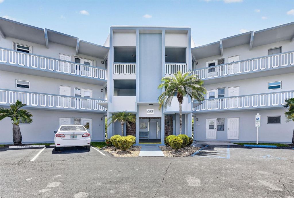 2200 PARK Lane 208, Hollywood, FL 33021