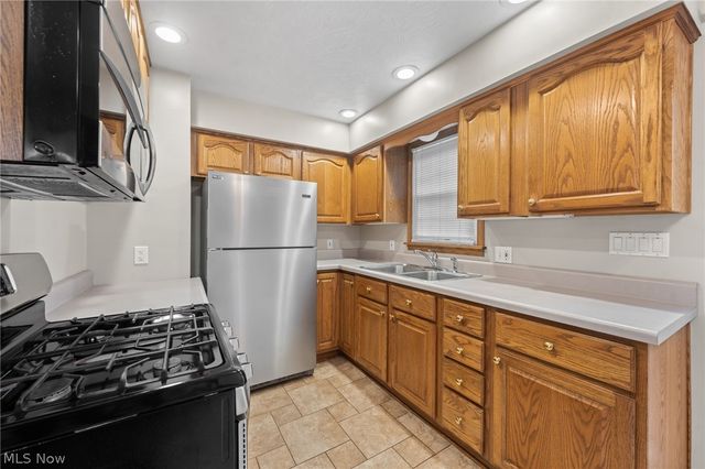 25 S Van Buren Avenue, Barberton, OH 44203