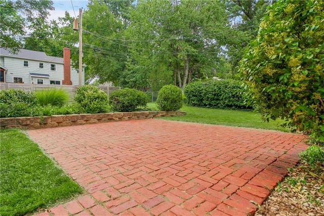 10006 Linden Street, Overland Park, KS 66207