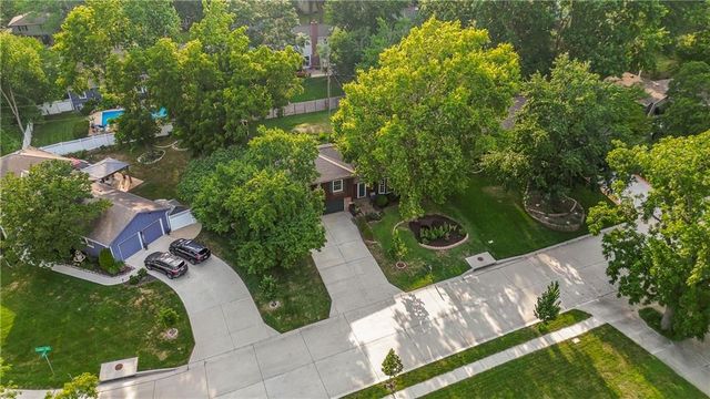 10006 Linden Street, Overland Park, KS 66207