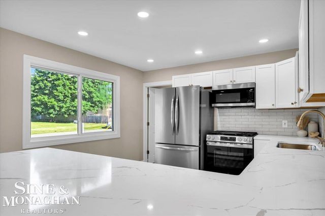 985 Fairledge Avenue, Lake Orion, MI 48362