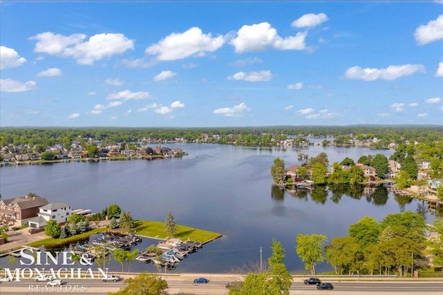 985 Fairledge Avenue, Lake Orion, MI 48362