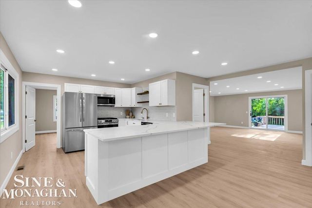 985 Fairledge Avenue, Lake Orion, MI 48362