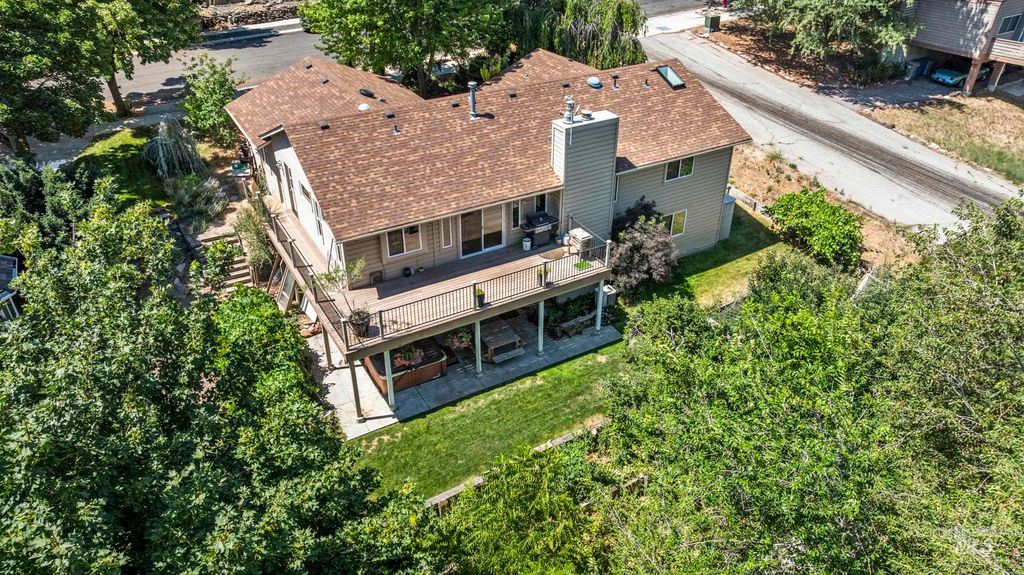 2236 E Roanoke Dr, Boise, ID 83712