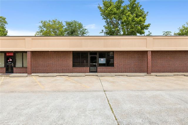 902 SW 2nd Street E, Bentonville, AR 72712
