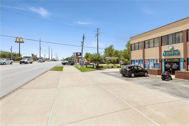 902 SW 2nd Street E, Bentonville, AR 72712