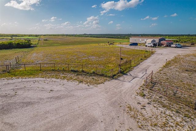 161 Javelina Dr, George West, TX 78022