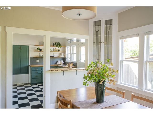 615 Se SPOKANE St, Portland, OR 97202