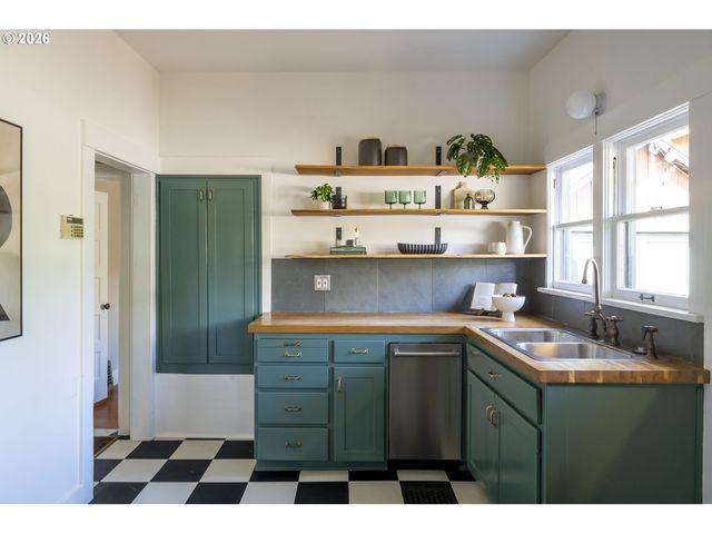 615 Se SPOKANE St, Portland, OR 97202