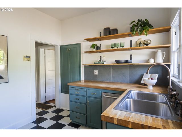 615 Se SPOKANE St, Portland, OR 97202