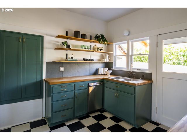 615 Se SPOKANE St, Portland, OR 97202