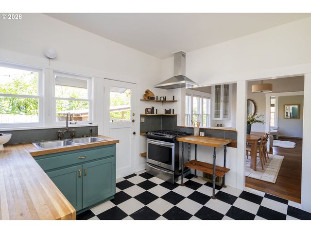 615 Se SPOKANE St, Portland, OR 97202