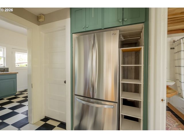 615 Se SPOKANE St, Portland, OR 97202