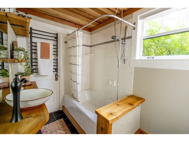 615 Se SPOKANE St, Portland, OR 97202