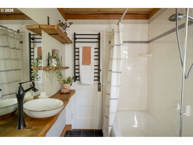 615 Se SPOKANE St, Portland, OR 97202