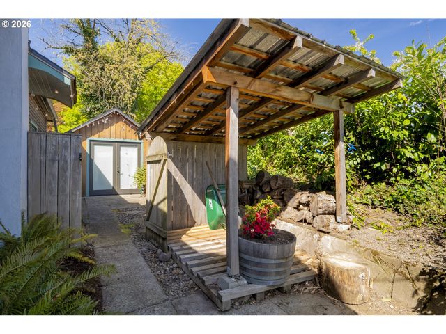 615 Se SPOKANE St, Portland, OR 97202