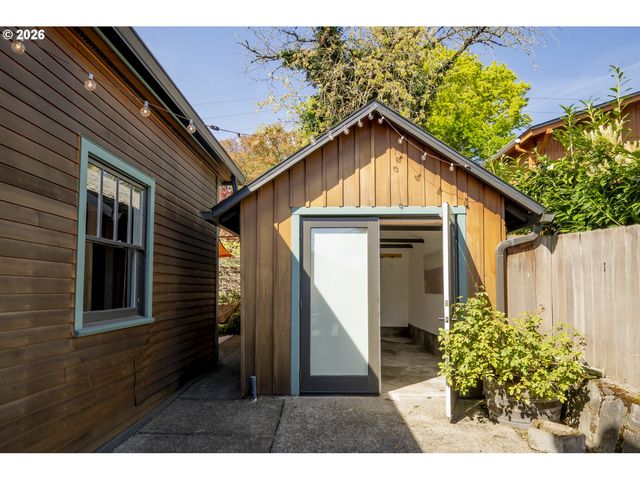 615 Se SPOKANE St, Portland, OR 97202