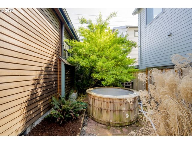 615 Se SPOKANE St, Portland, OR 97202