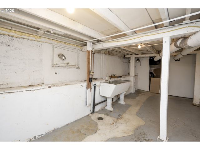 615 Se SPOKANE St, Portland, OR 97202