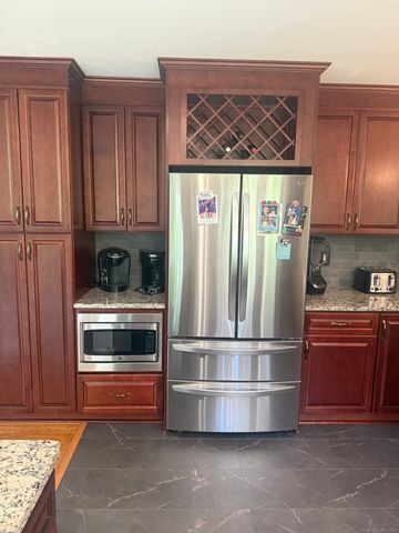 10 South Ledge Rock Road, East Lyme, CT 06357